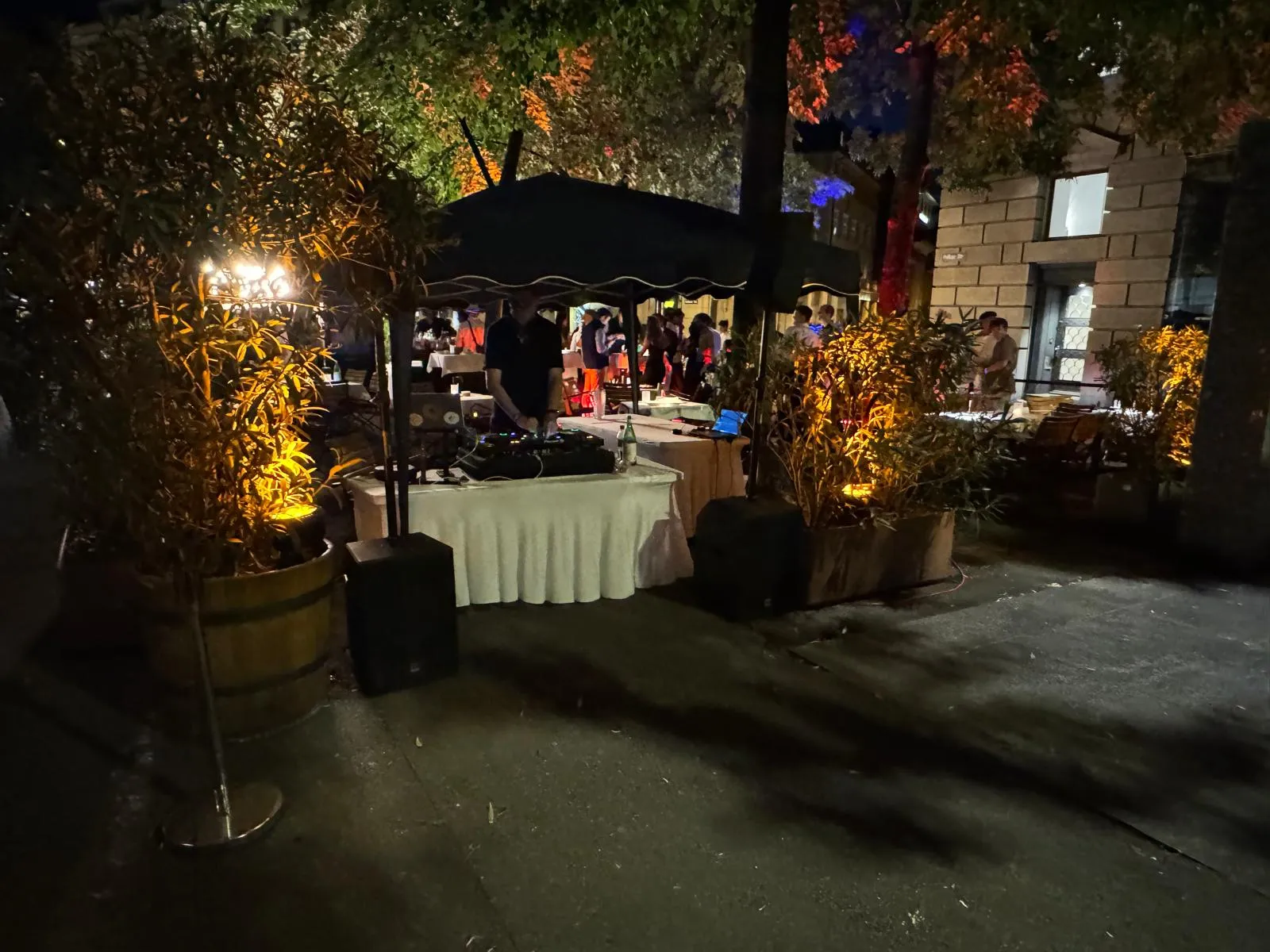 Firmenfest in Zürich – Deko Beleuchtung mit LED Multi-PAR Scheinwerfern.