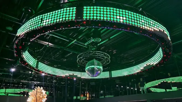 LED-Screen in Club – LED-Screen in Club. Innen und Aussen projektion. Durchmesser 8m, 0.5m Höhe.