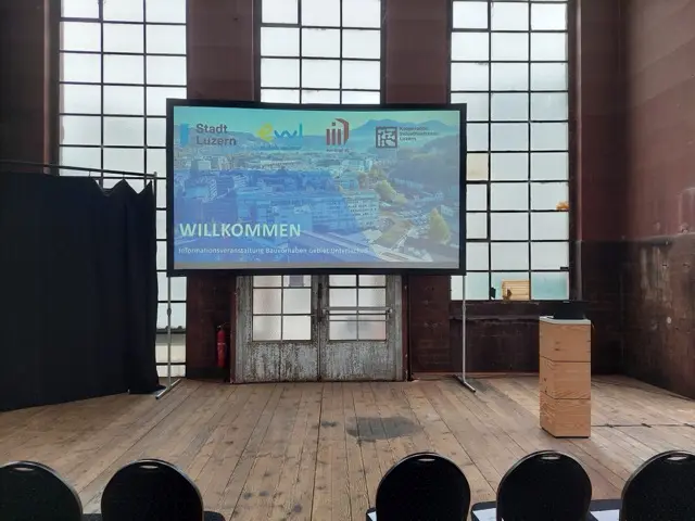 Info Veranstaltung neues Bauprojekt EWL Areal Luzern – Leinwand 4.25x2.25m mit Laser Beamer, Beschallung und Beleuchtung.