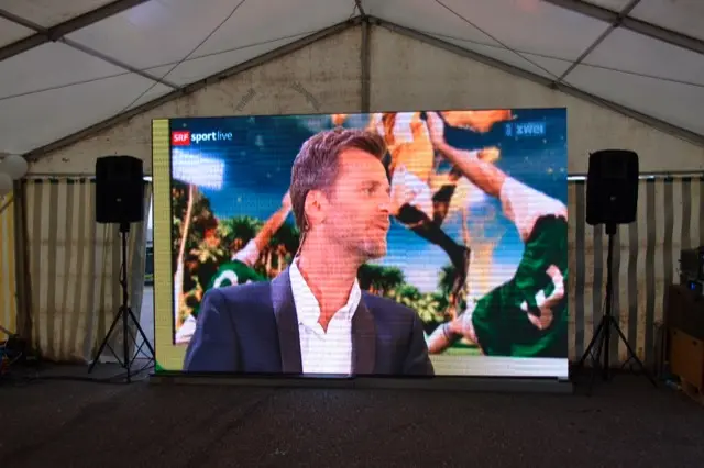 Public Viewing mit ca. 100 Zuschauern – LED-Screen 4.5x2.5m mit Beschallungalage und Boden Rigging.