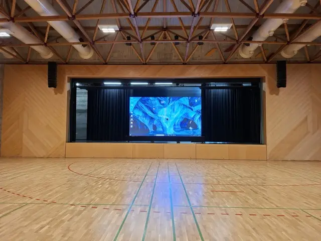 Publich Viewing in Halle 60x30m – LED Wand auf Bühnenpodeste 5.5x3m und Beschallung über Hausanlage.